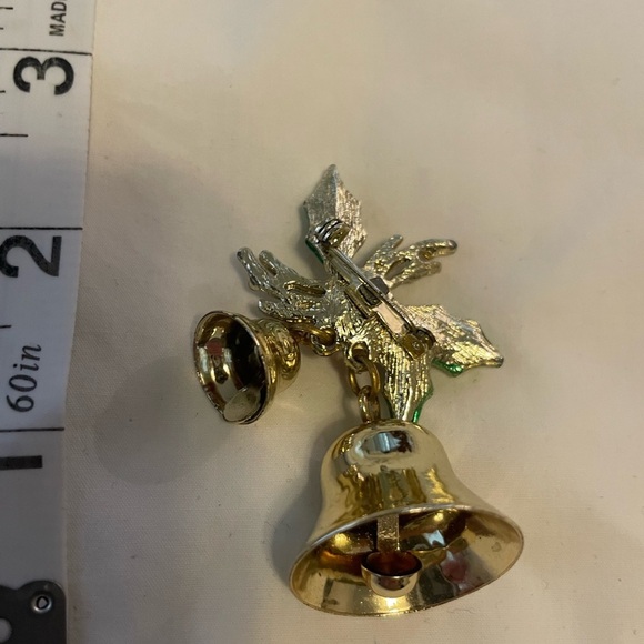 Vintage pin with gold bells that jingle and Holly - Picture 4 of 4